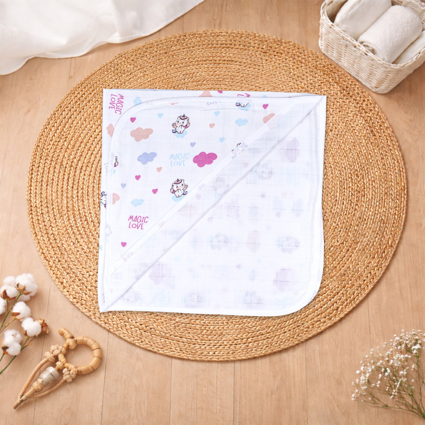 Boonbabies 2-layer muslin hooded baby towel with printed design, soft and absorbent for newborns, measuring 70x70 cm.