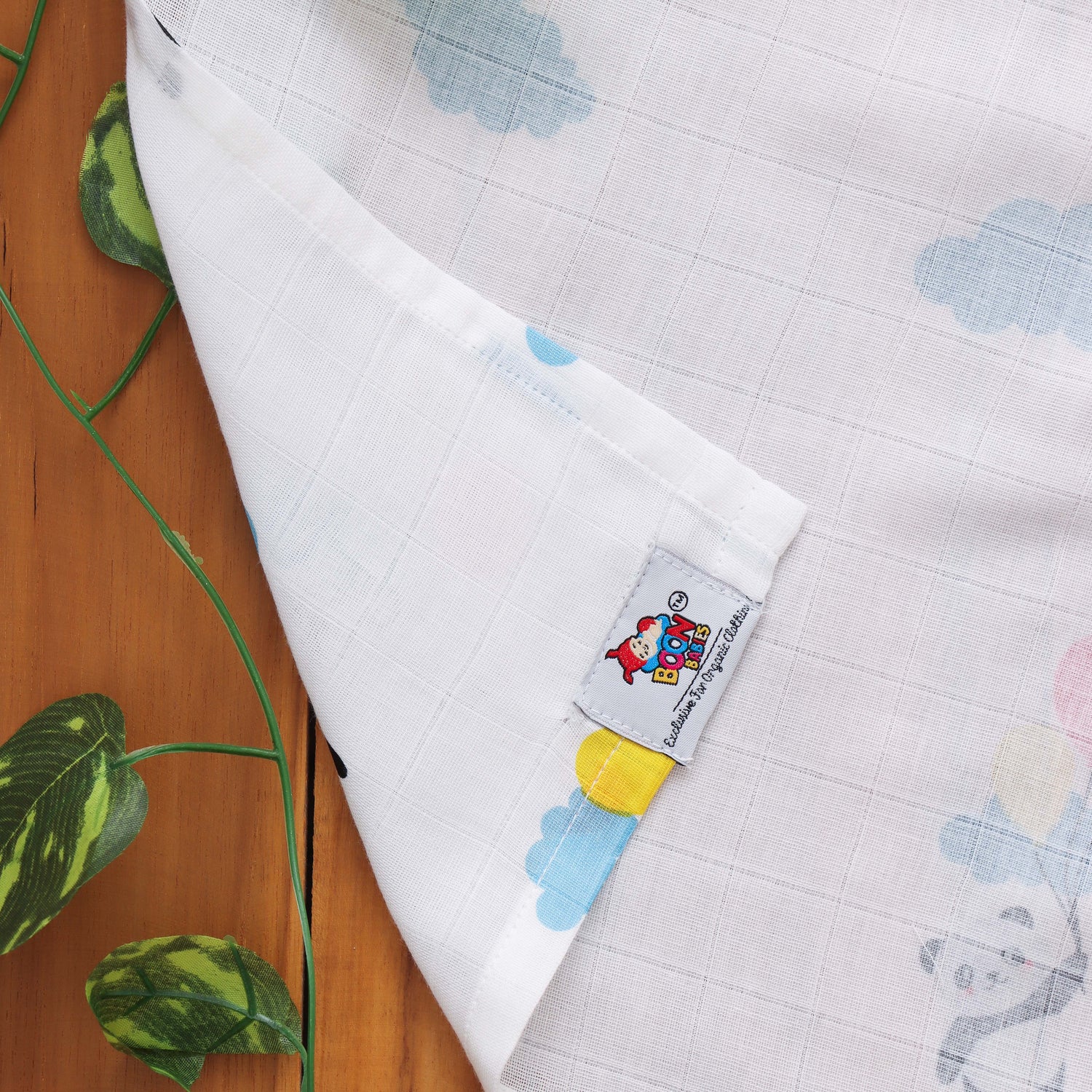 Muslin towel for babies with panda balloon print. 70x70 cm. Lightweight, soft & adorable.