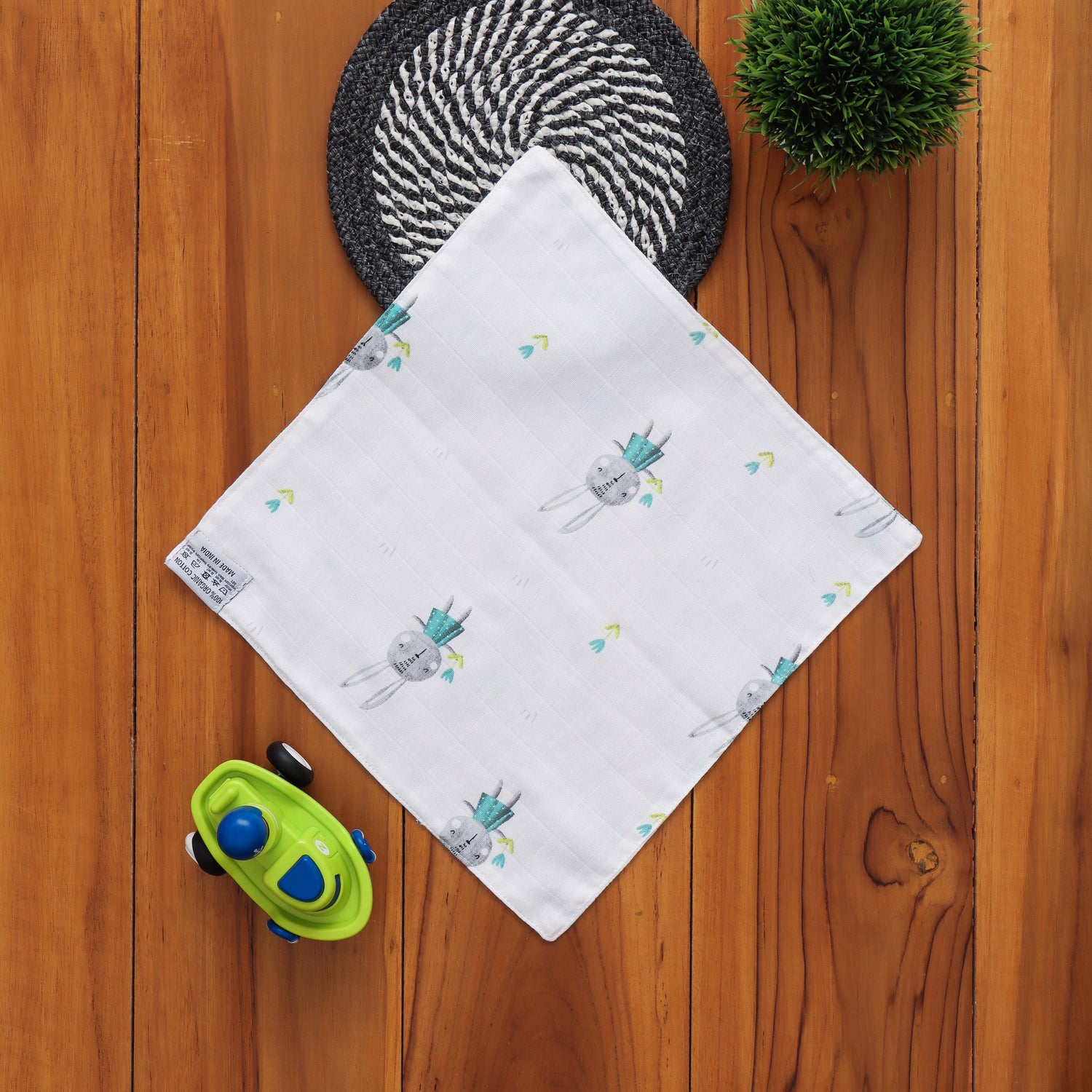 Ultra-soft muslin wipe cloth with adorable bunny print. Ideal for baby skin. Size: 32x32 cm. Perfect for daily baby care.