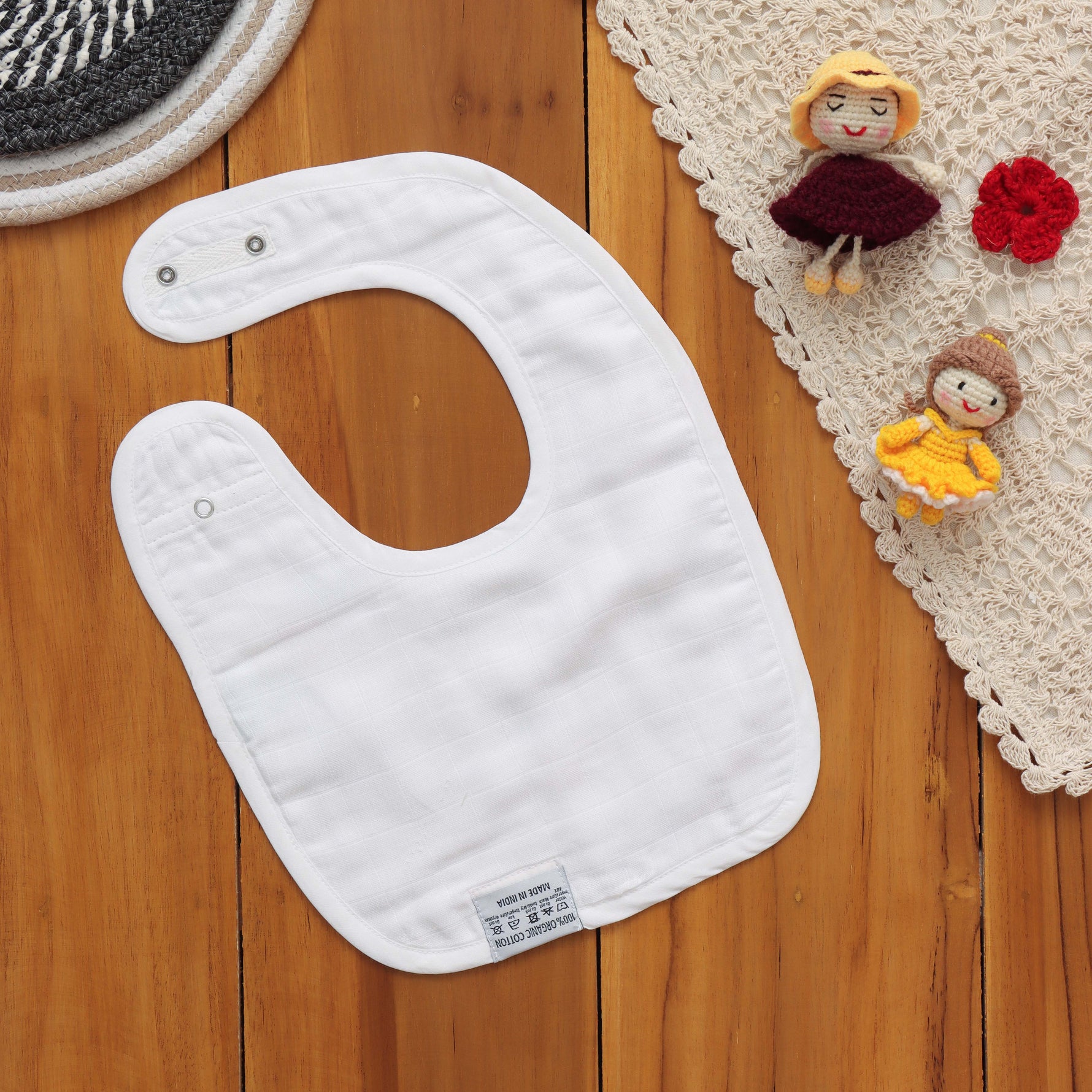 Adorable muslin baby bib with panda and balloons. Snap-button, breathable, and perfect for feeding & drool control – free size.