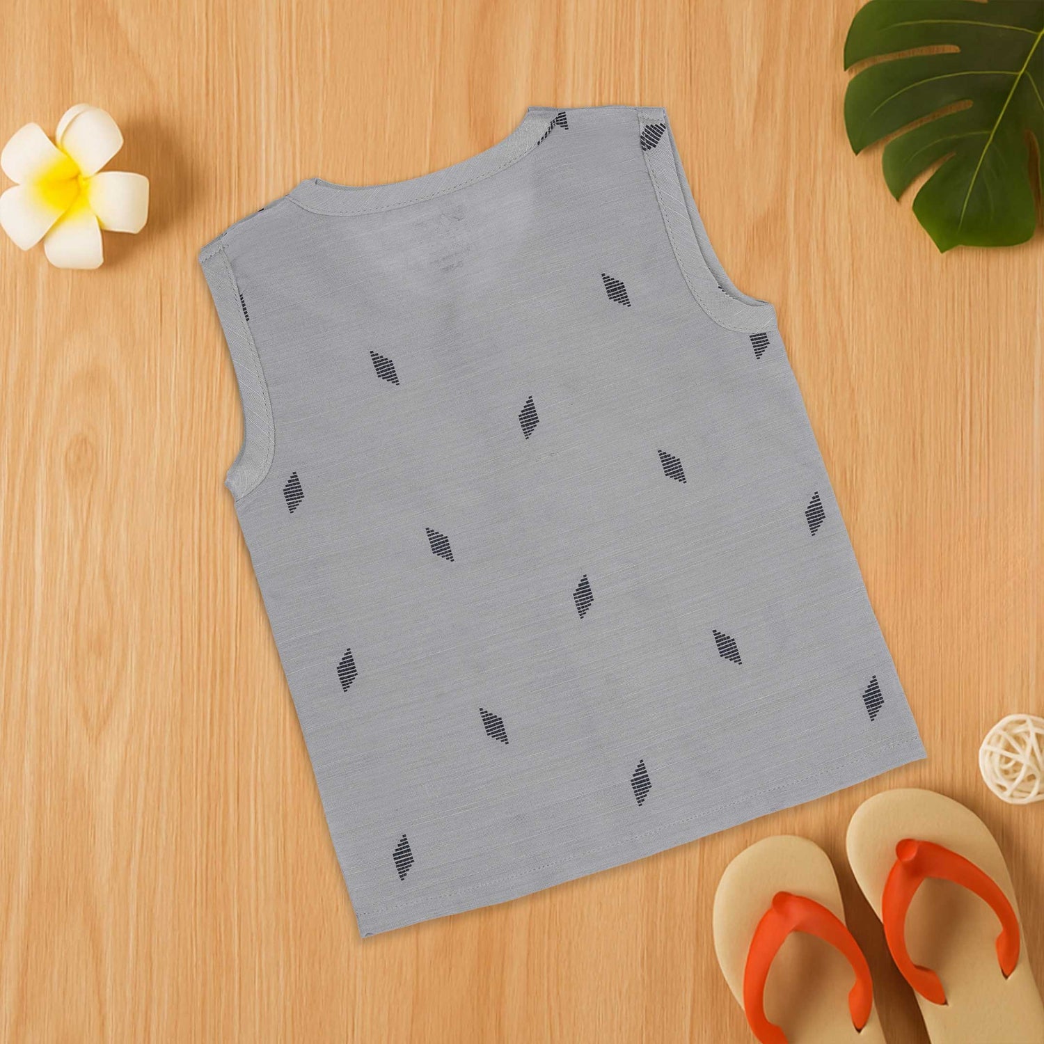 Soft ethnic jabla with wooden buttons and traditional weave. For babies aged 0–24 months – comfy, breathable, and festive.