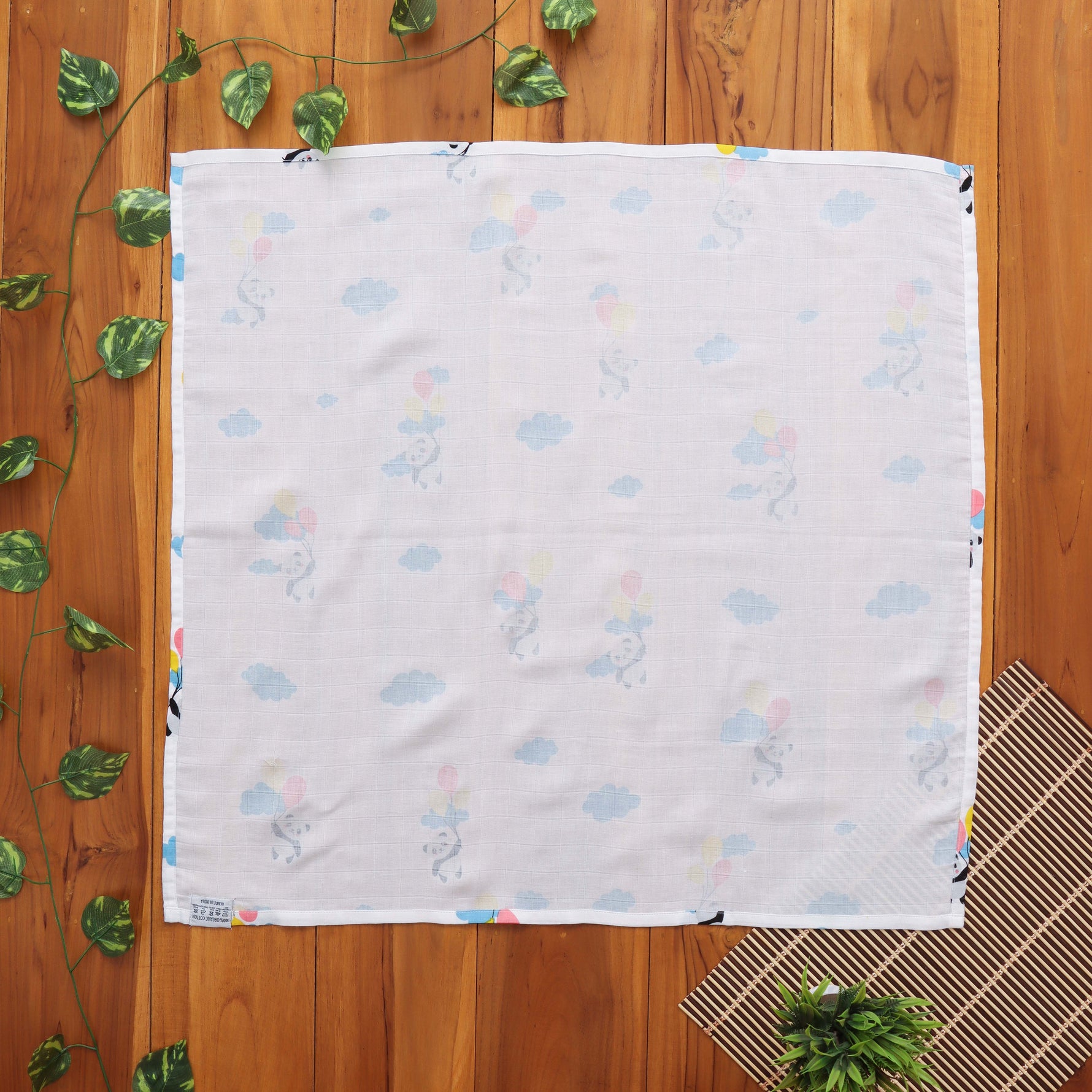 Muslin towel for babies with panda balloon print. 70x70 cm. Lightweight, soft & adorable.