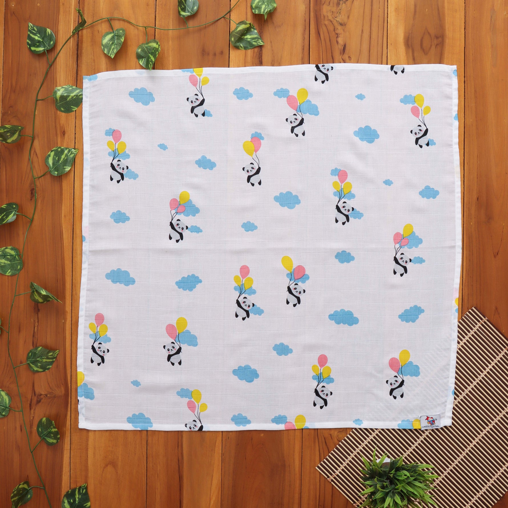 Muslin towel for babies with panda balloon print. 70x70 cm. Lightweight, soft & adorable.