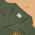 Olive green crinkle muslin shirt and shorts set with giraffe embroidery for boys aged 12M–5Y – a soft, breathable outfit by Boon Babies in Coimbatore.
