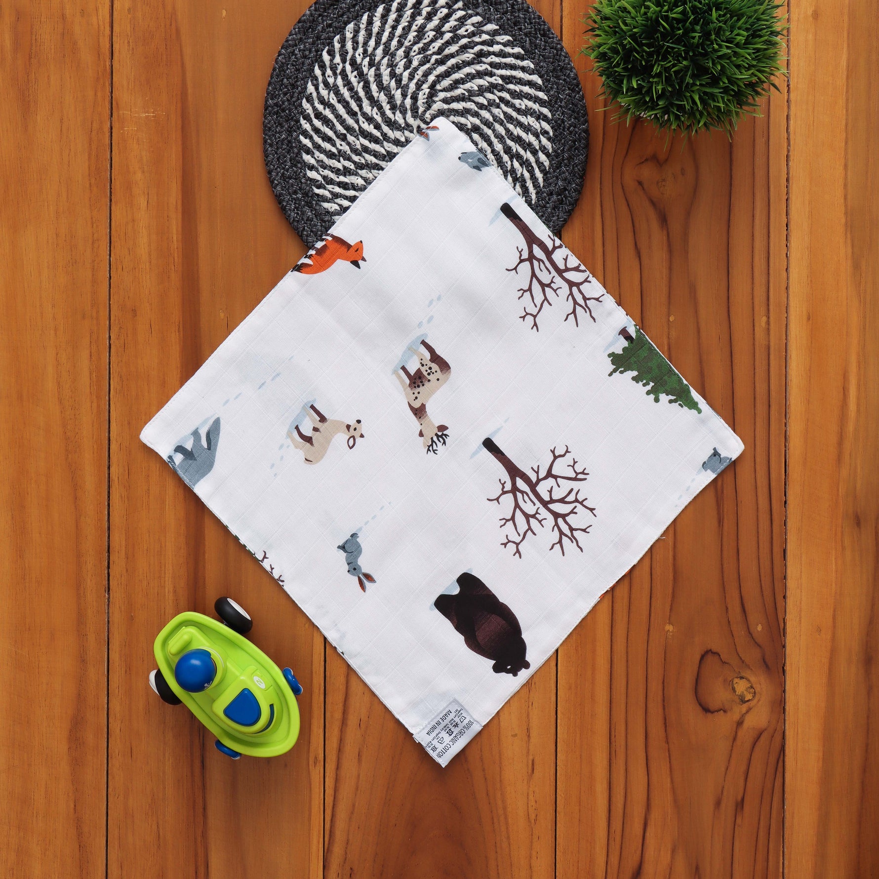 Muslin baby wipe cloth with forest animal print. 32x32 cm. Gentle, soft, washable, and perfect for everyday baby care.
