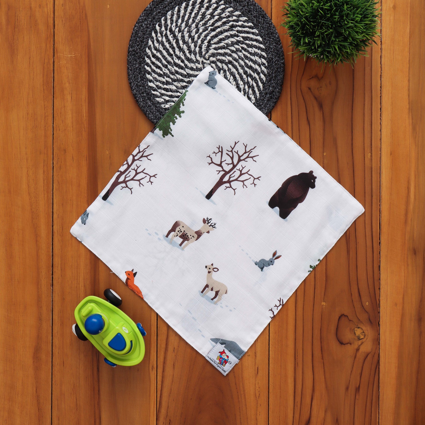 Muslin baby wipe cloth with forest animal print. 32x32 cm. Gentle, soft, washable, and perfect for everyday baby care.