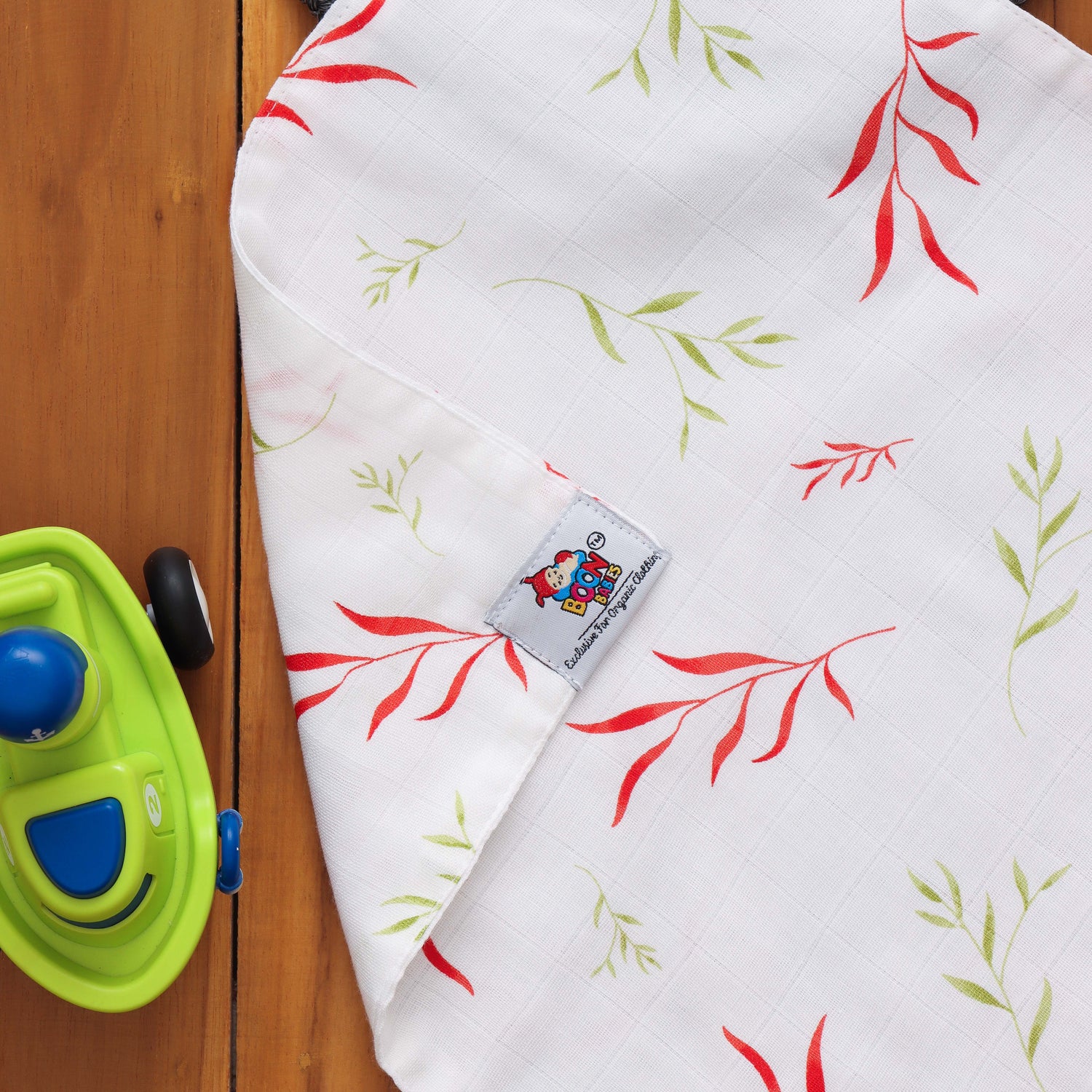 Gentle and absorbent white muslin baby wipe cloth with leaf print. 32x32 cm. Ideal for feeding, burping & face wiping.