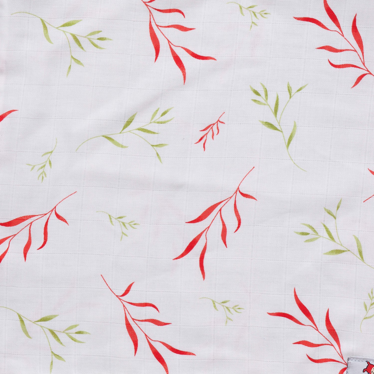 Gentle and absorbent white muslin baby wipe cloth with leaf print. 32x32 cm. Ideal for feeding, burping & face wiping.