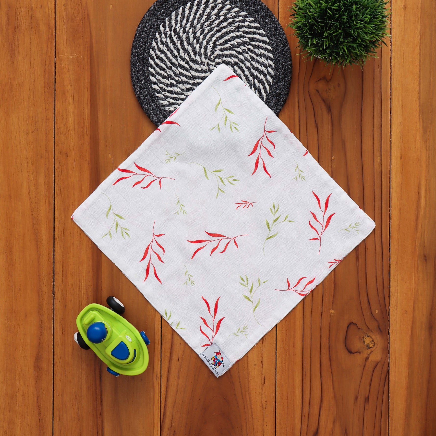 Gentle and absorbent white muslin baby wipe cloth with leaf print. 32x32 cm. Ideal for feeding, burping & face wiping.